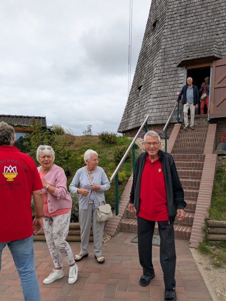 Herbstliches Ausflugserlebnis: Heimatfreunde Materborn veranstalten Planwagenfahrt zur Mühle Donsbrüggen