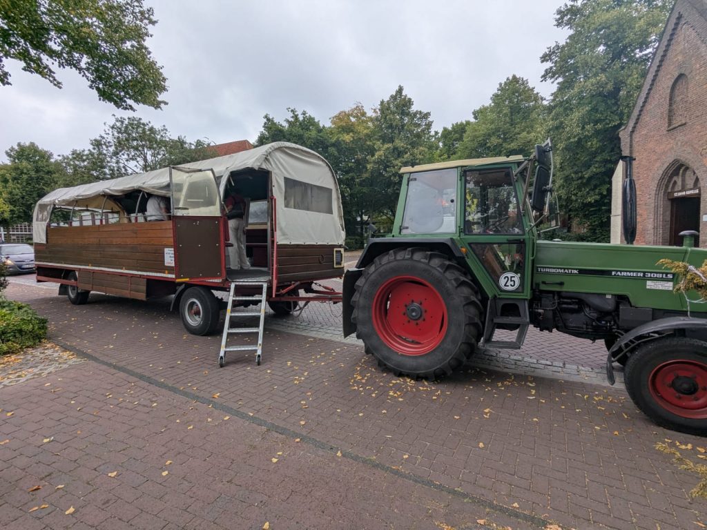Herbstliches Ausflugserlebnis: Heimatfreunde Materborn veranstalten Planwagenfahrt zur Mühle Donsbrüggen