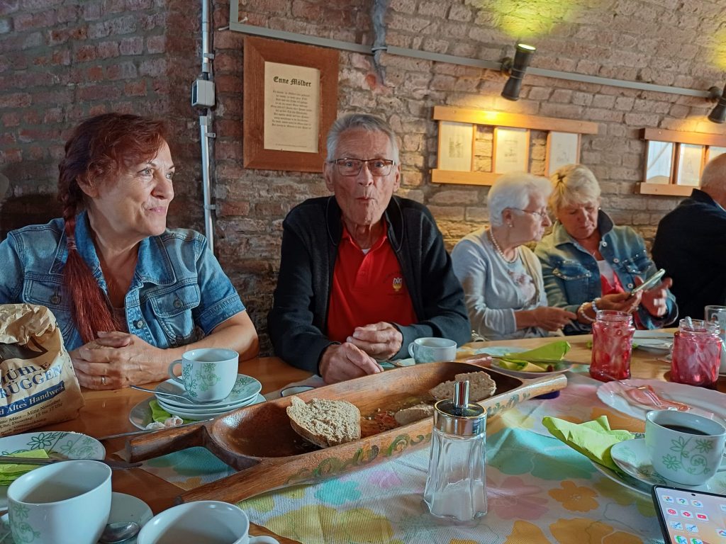 Herbstliches Ausflugserlebnis: Heimatfreunde Materborn veranstalten Planwagenfahrt zur Mühle Donsbrüggen